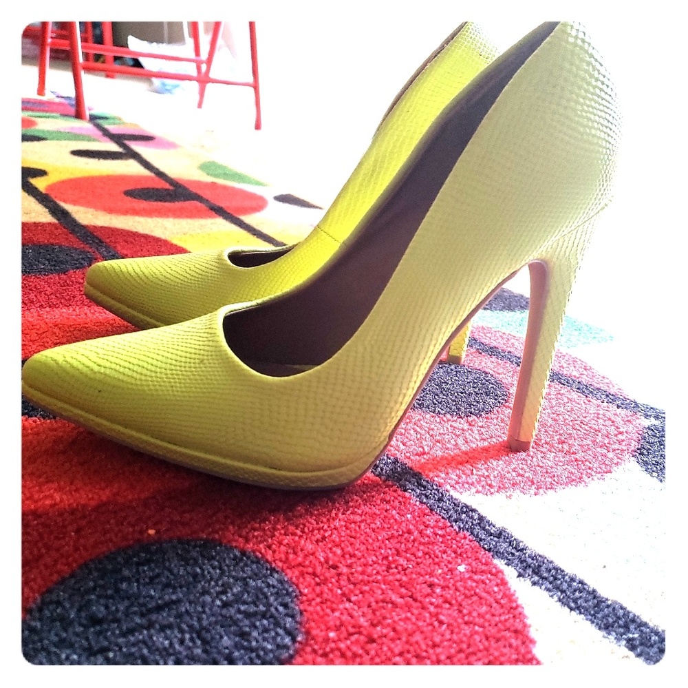 Neon Green Faux Snakeskin Pump - worn once
